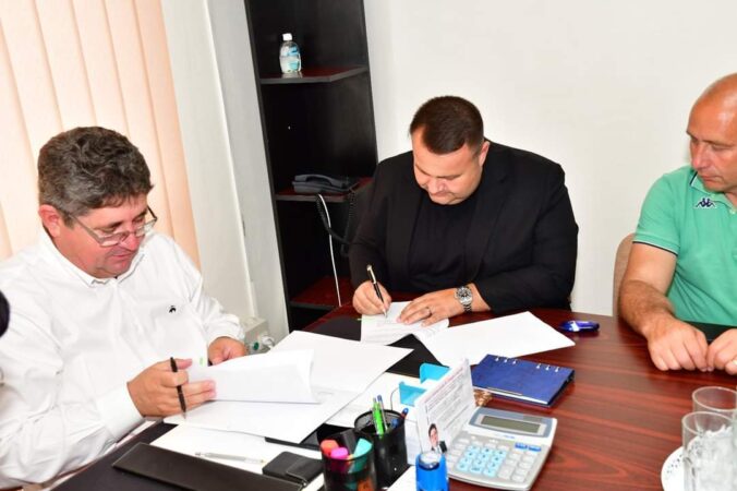 S-a semnat contractul pentru execuția lucrărilor de reabilitare a Școlii Gimnaziale Colacu Vești bune pentru comunitatea din Colacu- Răcari, primarul Marius Caravețeanu, a semnat contractul de execuție a lucrărilor pentru proiectul