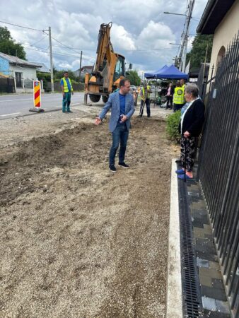 Dezvoltare și modernizare în comuna Răzvad Comuna Răzvad se modernizează, au început lucrările de modernizare a tramei stradale pe DJ 720 Str Principală, de pe Aleea Manăstirii