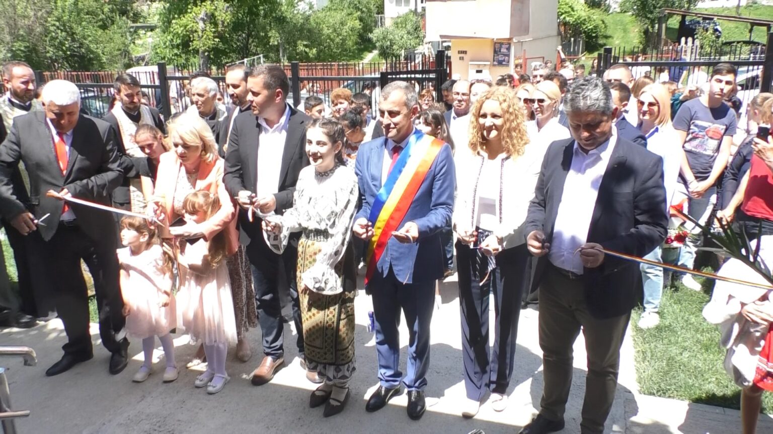 Noua Școală Gimnazială „Ion Ciorănescu” din comuna Moroeni, a fost inaugurată Noua Școală Gimnazială „Ion Ciorănescu” din comuna Moroeni, a fost inaugurată pentru a oferi celor 500 de copii condiții moderne de învățare.
