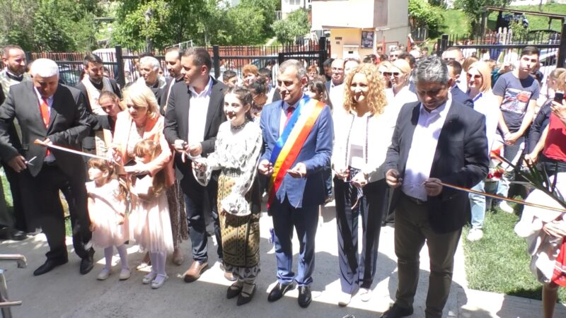 Noua Școală Gimnazială „Ion Ciorănescu” din comuna Moroeni,  a fost inaugurată pentru a oferi celor 500 de copii condiții moderne de învățare. 