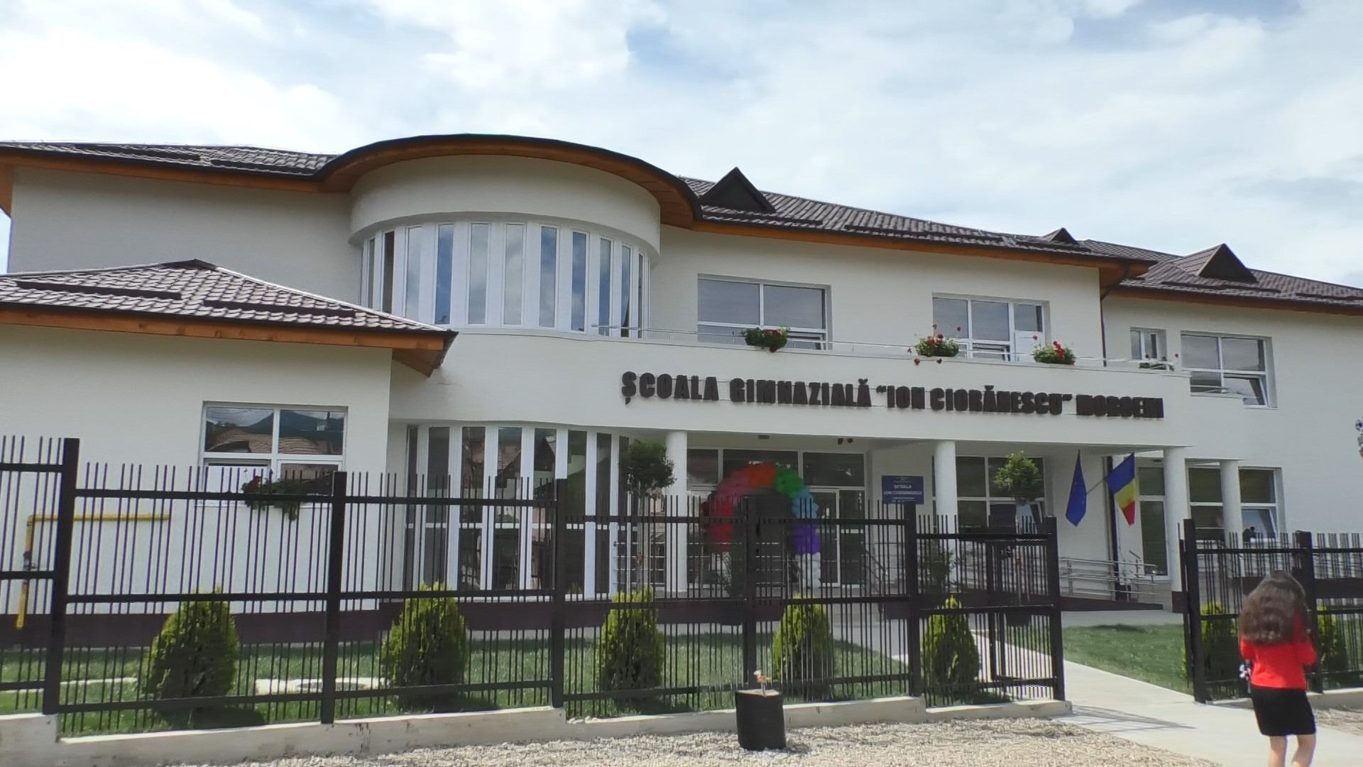 Noua Școală Gimnazială „Ion Ciorănescu” din comuna Moroeni, a fost inaugurată pentru a oferi celor 500 de copii condiții moderne de învățare.