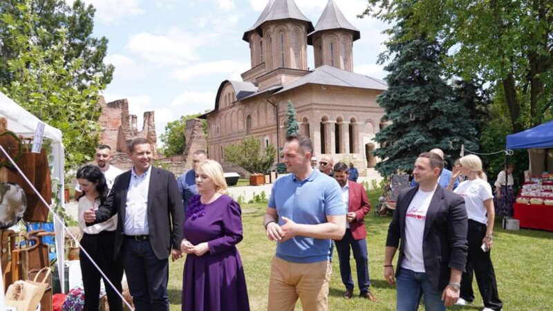 Târgul Meșterilor Populari la Curtea Domnească: O incursiune într-o lume de altădată și tainele meșteșugarilor Târgul Meșterilor Populari la Curtea Domnească din Târgoviște, a fost un eveniment care a adus în prim-plan bogata moștenire etnofolclorică a județului Dâmbovița și a altor zone din țară.