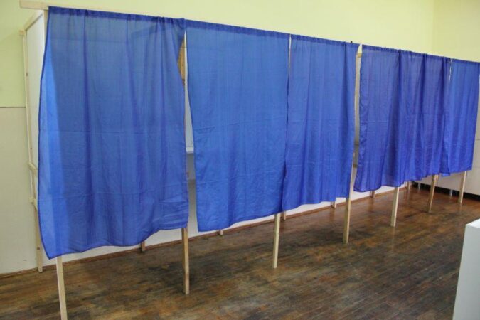 Comasarea celor două tipuri de alegeri înseamnă că vom primi cinci buletine de vot. Secțiile de vot se deschid la ora 7:00 în toată țara. S-a luat decizia de a fi ora 7:00 pentru că trebuie protejat și personalul secțiilor de votare. Anul acesta procesul de votare se încheie la ora 22:00. Dacă se constată că mai sunt oameni care n-au apucat să voteze, tuturor li se va permite să voteze până la ora 23:59, când aplicația se închide automat. Câte buletine de vot primește un votant la alegerile din 9 iunie 2024 Patru pentru alegerile locale, iar votanții vor primi și un buletin de vot pentru alegerile pentru Parlamentul European. Buletinele sunt: unul pentru lista de europarlamentari; unul pentru primar; unul pentru lista consiliului local; unul pentru președintele consiliului județean; unul pentru lista consiliului județean. Alegătorii vor primi și ștampila de vot și tușiera În secția de votare, alegătorii prezintă buletinul și vor primi ștampila de vot și cele cinci buletine. În premieră la această rundă de alegeri, votanții vor avea la dispoziție și o tuşieră în cazul în care nu se mai vede foarte bine ștampila după ce ea a fost aplicate pe două, trei, patru buletine de vot. După exercitarea votului, alegătorul va ieşi din cabină, va împături buletinele de vot cu ştampila secţiei de votare în exterior şi fiecare dintre cele cinci buletine le va pune în urna inscripţionată corespunzător. Președintele AEP a anunțat că aproximativ 100 de milioane de buletine de vot au fost tipărite pentru alegerile din 9 iunie.