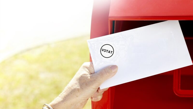 Românii din străinătate trebuie să se înregistreze online dacă votează prin corespondență pentru alegerile prezidențiale și parlamentare Cetățenii români cu domiciliul sau reședința în străinătate au acum posibilitatea de a se înregistra pentru a participa la alegerile pentru Președintele României și pentru Senat și Camera Deputaților din anul 2024.