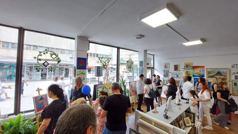 La Galeria Framing Art din Târgoviște,  a avut loc o expoziție a clasei de Pictură, Artă Modernă și Grafică, a Școlii Populare de Arte „Octav Enigărescu”.