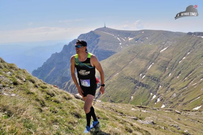 Jandarmul montan Ionuț Timofte a obținut un nou rezultat notabil la concursul de alergare montană „Atinge Omu”, desfășurat pe culmile Bucegilor.