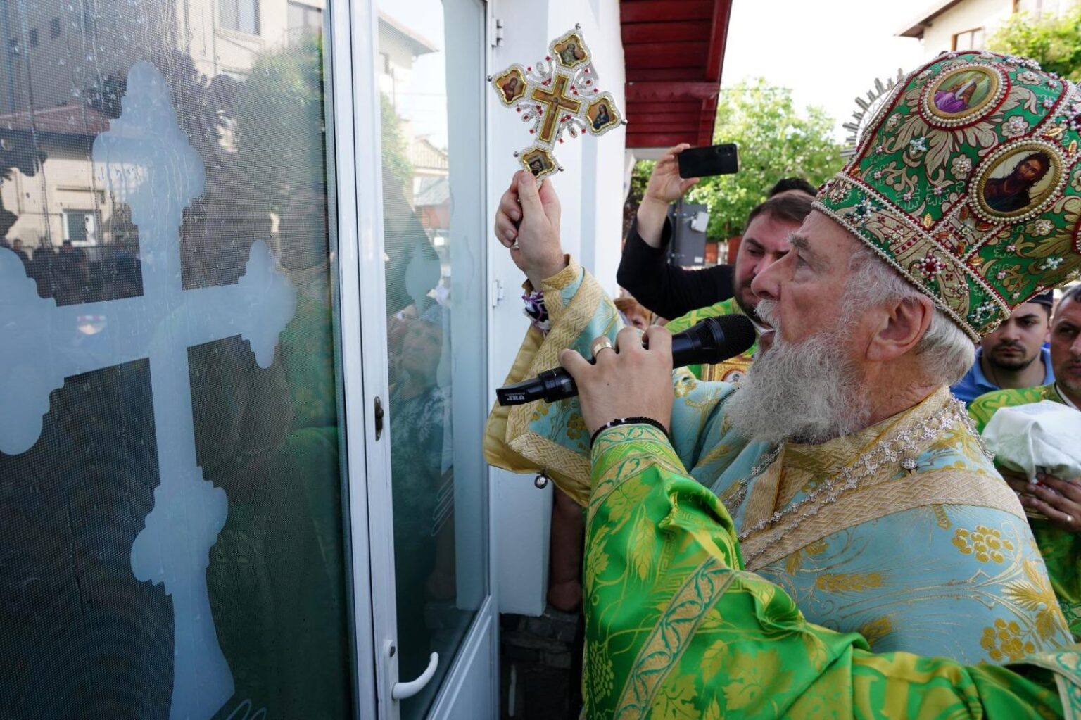 Ieri a avut loc sfințirea Bisericii Parohiei Alba din Târgoviște Foarte mulți credincioși din fosta Cetate de Scaun munteană au participat duminică, 23 iunie 2024, cu prilejul sărbătorii Pogorârii Duhului Sfânt