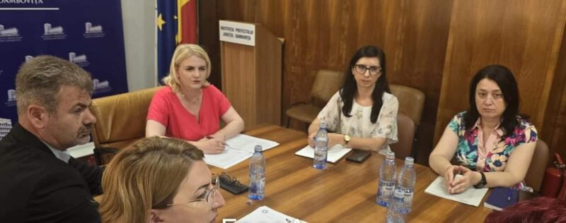Problemele persoanelor nevăzătoare din județul Dâmbovița, discutate în cadrul Comisiei de Dialog Social În cadrul Comisiei de Dialog Social, pe ordinea de zi a ședinței s-a aflat situația persoanelor cu dizabilități din județul Dâmbovița în anul 2024, cu precădere a persoanelor cu deficiență vizuală.