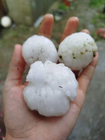 Ploi torențiale și grindină de mărimea unei mingi de ping-pong Ploi torențiale și grindină de mărimea unei mingi de ping-pong pe DN 28, zona Răducăneni, județul Iași.