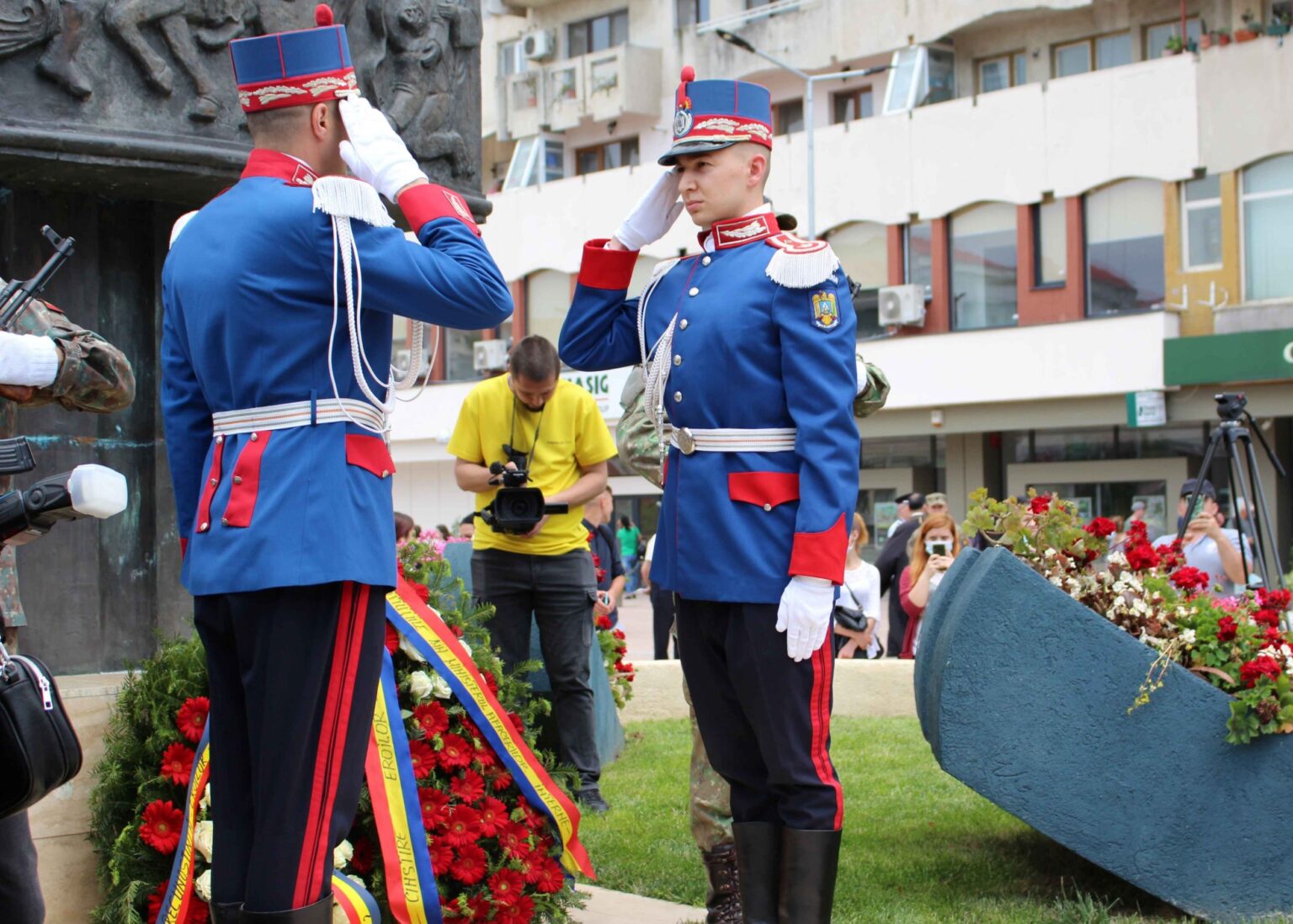 Jandarmii dâmbovițeni sunt în mijlocul cetățenilor la manifestările dedicate Zilei Eroilor Jandarmii dâmbovițeni vor fi prezenți astăzi, 13 iunie a.c., alături de celelalte autorităţi publice, la ceremonia militară și religioasă de depunere
