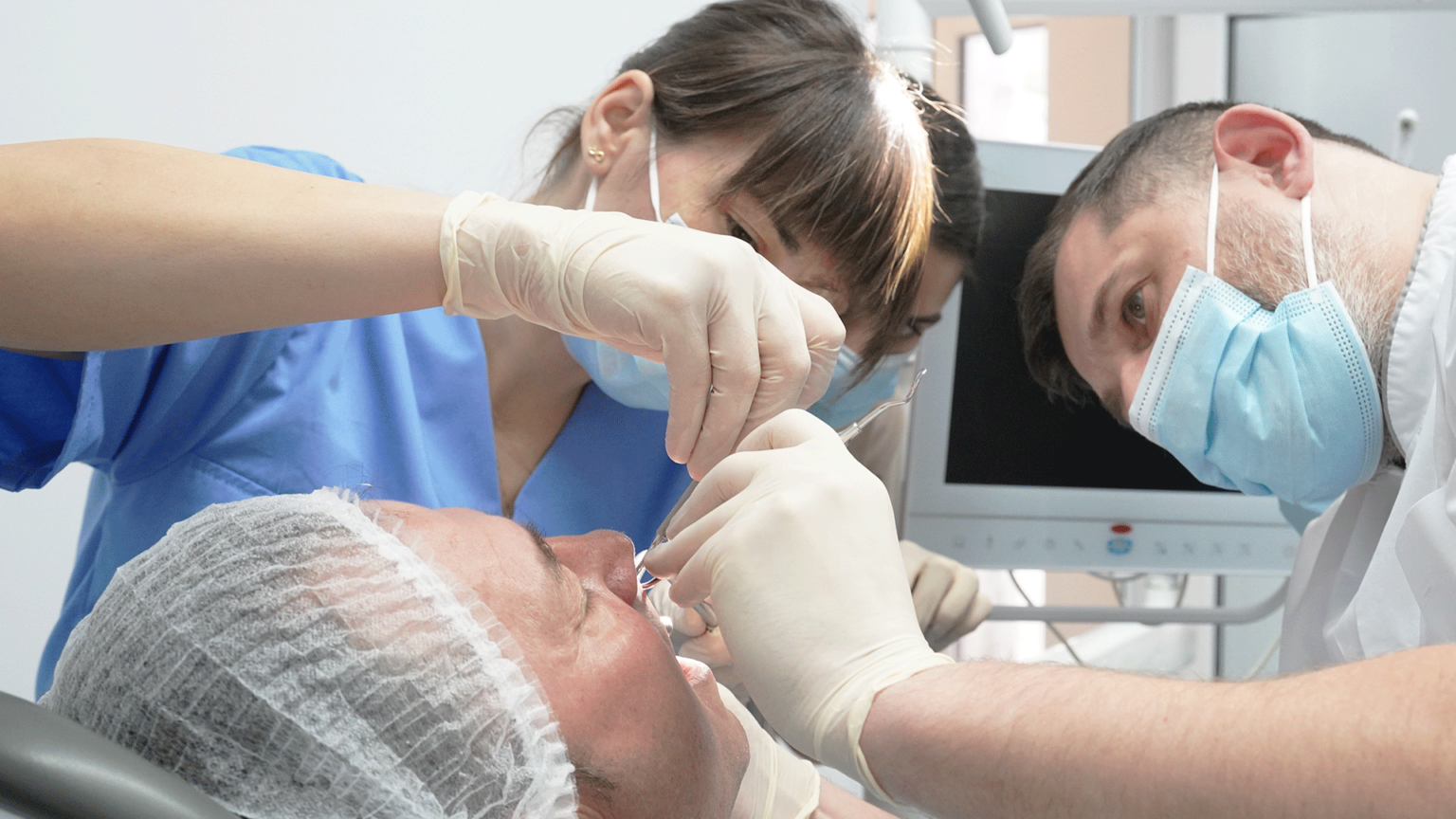 Totul despre procedura de implant dentar