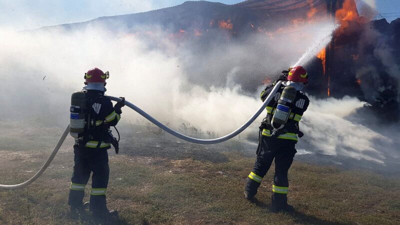 Incendiu la o semiremorcă cu plante furajere în comuna Bucșani Incendiu la o semiremorcă cu plante furajere în comuna Bucșani, sat Racovița, pe strada Principală. Detașamentul de Pompieri