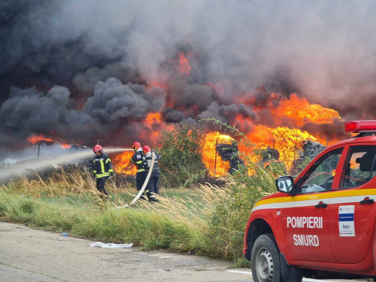 Incendiu puternic de vegetație uscată în satul Mavrodin