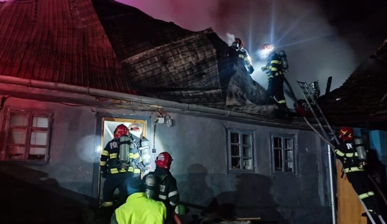 Incendiu violent la o casă din Drăgăești-Ungureni În dimineața zilei de duminică, în jurul orei 04:02, un incendiu a izbucnit la o casă din localitatea Drăgăești-Ungureni, iar pompierii dâmbovițeni au fost solicitați să intervină.