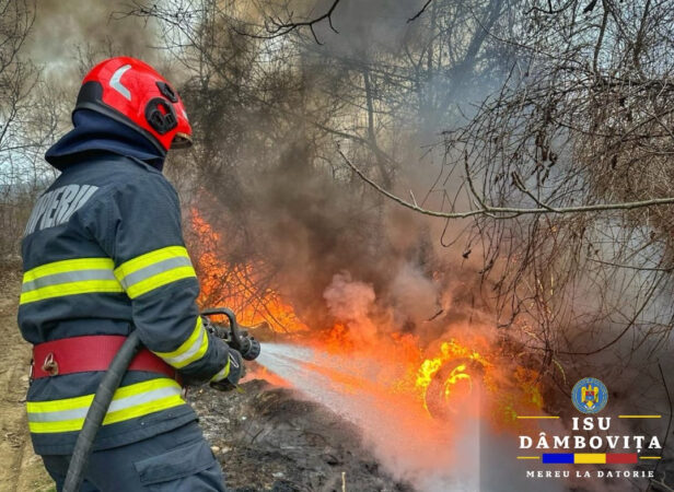 Iadul la Patroaia Deal: Pompierii s-au luptat cu un incendiu violent de vegetație uscată Ieri, în mijlocul unei zile caniculare care a dus la temperaturi de până la 35 de grade Celsius, pompierii din Dâmbovița