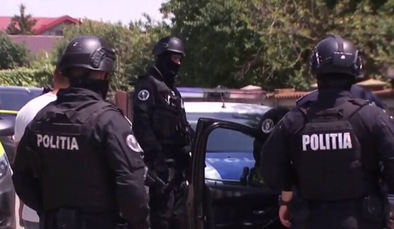 Bătaie la Mănești: Candidatul la Primărie și un consilier local, agresați fizic de trei persoane Ieri, 9 iunie a.c., polițiștii din cadrul Postului de Poliție Mănești au fost sesizați cu privire la faptul că membri unei familii au tras de o persoană să o bage într-un autoturism.