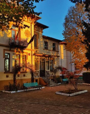 În perioada 6 - 21 iunie 2024, Liceul de Arte "Bălașa Doamna" din Târgoviște va desfășura înscrierile pentru testarea aptitudinilor în vederea admiterii în clasa a V-a pentru anul școlar 2024 - 2025. Această perioadă reprezintă o oportunitate importantă pentru elevii dornici să-și dezvolte abilitățile artistice și să se specializeze în domeniul artistic. Oferta educațională pentru acest an școlar include specializările în coregrafie, arte plastice și muzică. Cu un număr de 24 de locuri disponibile la specializarea coregrafie, care este nou înființată, și tot 24 de locuri la specializarea arte plastice, această ofertă vine să răspundă interesului crescut pentru domeniul artistic. De asemenea, sunt disponibile două locuri la specializarea muzică, oferind astfel oportunitatea unor elevi talentați să-și dezvolte pasiunea pentru muzică. Pentru a pregăti viitorii candidați, școala Balasa Doamna va organiza sesiuni de pregătire în perioada 17 - 21 iunie. Aceste sesiuni vor oferi elevilor posibilitatea de a se familiariza cu cerințele testelor de aptitudini și de a-și îmbunătăți abilitățile artistice. Pentru detalii suplimentare și înscrieri, părinții și elevii pot contacta școala Balasa Doamna prin e-mail la adresa contact@balasadoamna.ro sau prin telefon la numărul 0245211166, disponibil zilnic în perioada de înscrieri între orele 8:00 - 15:00. De asemenea, există posibilitatea de a trimite întrebările prin intermediul platformei WhatsApp la numărul 0772297832. Această ofertă educațională diversificată și sesiunile de pregatire organizate reflecta angajamentul școlii de a oferi elevilor oportunitatea de a-și dezvolta talentele artistice și de a urma o carieră în domeniul artistic.