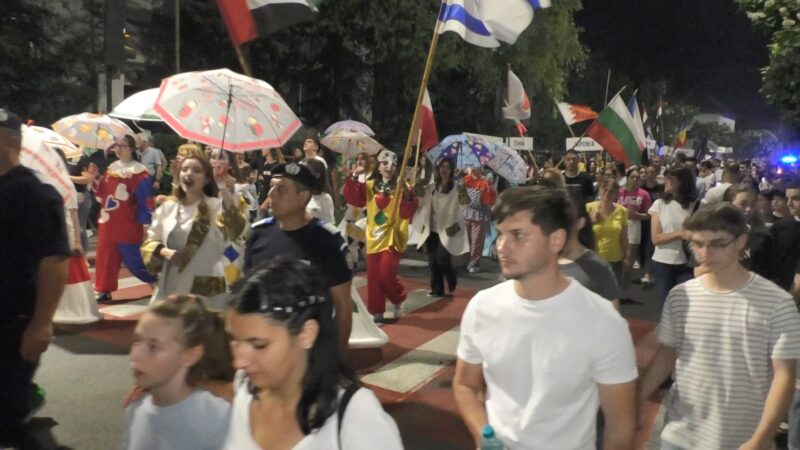 În prima zi a festivalului Babel, municipiul Târgoviște a fost luat cu asalt de o paradă plină de culoare și energie, care a dat viață străzilor orașului, PARADA BABEL. 