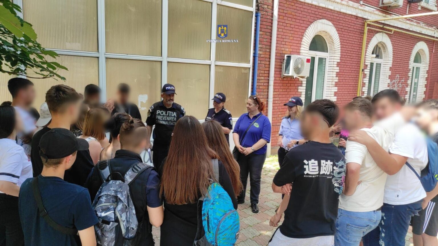 Polițiștii din Dâmbovița informează tinerii despre riscurile consumului de droguri Polițiștii din cadrul Serviciului Județean de Poliție Transporturi Dâmbovița, împreună cu polițiștii de la structura de prevenire