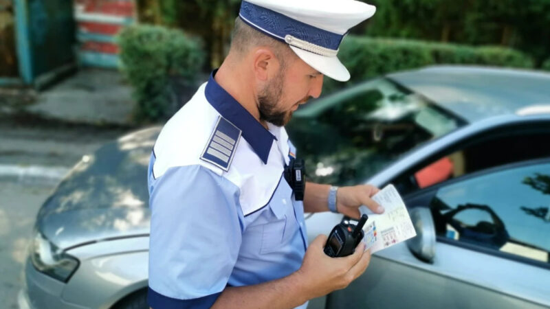 AVIZ AMATORILOR : Tânar reținut pentru 24 de ore după ce a condus fără permis Polițiștii din cadrul Serviciului Rutier au oprit pentru control, pe bulevardul I.C. Brătianu, un autoturism condus de un bărbat de 35 de ani, din Târgoviște.