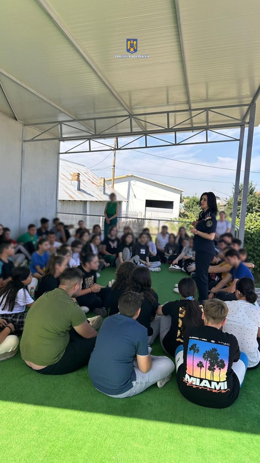 Polițiștii dâmbovițeni desfășoară ample acțiuni de prevenire a victimizării minorilor în școli Polițiștii din cadrul Compartimentului de Analiză și Prevenire a Criminalității au organizat activități informativ-preventive la Școala Gimnazială