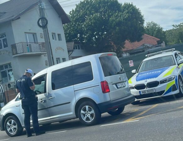 Razie pe străzile din Târgoviște: Șapte șoferi depistați sub influența alcoolului Polițiștii din cadrul Serviciului Rutier Dâmbovița au desfășurat o acțiune de depistare și sancționare a șoferilor care se urcă la volan sub influența alcoolului sau a altor substanțe pe raza municipiului Târgoviște.