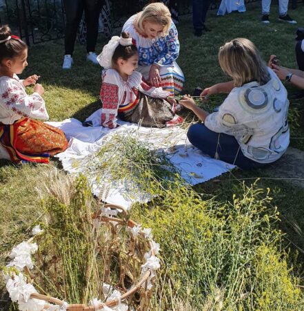 Nașterea Sfântului Ioan Botezatorul,cunoscută în popor şi sub denumirea de Sânziene sau Drăgaica Astăzi, 24 iunie, creștinii ortodocși prăznuiesc Nașterea Sfântului Ioan Botezatorul. Această sărbătoare este cunoscută în popor şi sub denumirea de Sânziene sau Drăgaica.
