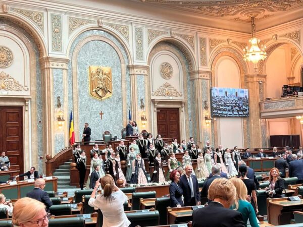 Senatul României a marcat 160 de ani de la înfiinţare Senatul României a marcat ieri, 160 de ani de la înfiinţare prin organizarea unei şedinţe solemne şi a unui concert aniversar, în interpretarea Filarmonicii ”George Enescu”, la Ateneul Român.