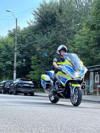 Șofer depistat sub influența alcoolului pe o stradă din Târgoviște Un șofer în vârstă de 52 de ani din Glogoveanu a fost oprit pentru control rutier pe strada Calea București din municipiul Târgoviște de către polițiștii din cadrul Serviciului Rutier.