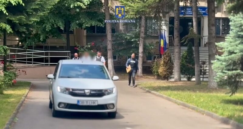 Polițiștii din cadrul Biroului Rutier au oprit în trafic pentru control, pe strada Justiției, un autoturism condus de un bărbat de 28 de ani, din Târgoviște.