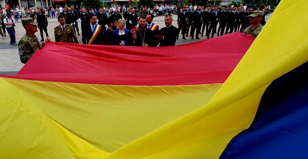 Astăzi va avea loc o ceremonie militară publică în Piața Tricolorului din municipiul Târgoviște, începând cu ora 12:00, cu ocazia sărbătoririi Zilei Drapelului Național.
