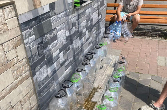 Criza apei amplifică nemulțumirile în comunitatea din orașul Găești În orașul Găești, comunitatea se confruntă cu o criză a apei,locuitorii sunt tot mai nemulțumiți de lipsa acută a apei potabile în plină caniculă.