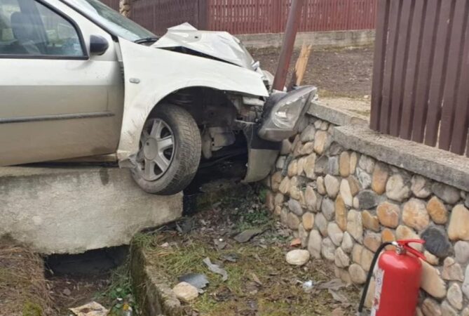 A văzut moartea cu ochii: Un șofer mort de beat s-a izbit cu mașina de gardul unui imobil Polițiștii din cadrul Poliției Municipiului Târgoviște - Biroul Rutier au fost sesizați cu privire la producerea unui accident rutier în localitatea Hăbeni.