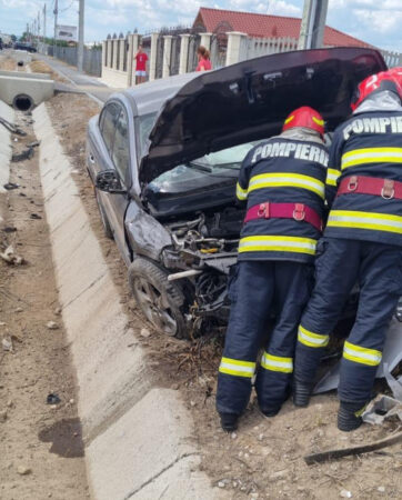 A văzut moartea cu ochii după ce s-a răsturnat cu mașina într-un șanț Pompierii au fost solicitați să intervină în cazul unui accident rutier petrecut în comona Comișani, sat Lazuri pe DJ711.