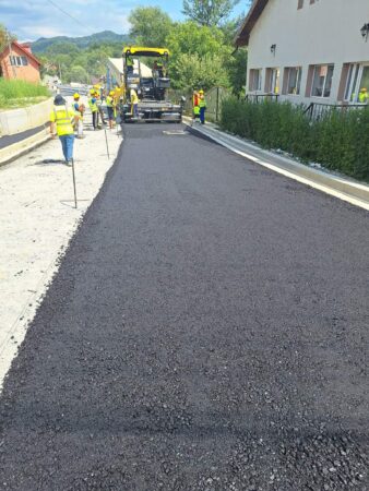 Începând de ieri, au demarat lucrările de asfaltare a DJ724, pe tronsonul Malu cu Flori-Pucheni, între DN72A și Podul peste râul Dâmbovița.