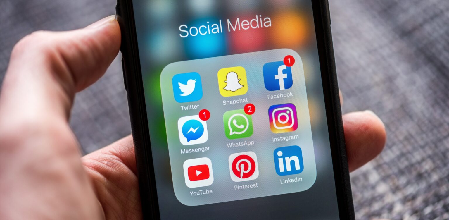  Infractorii din online persistă în utilizarea rețelelor de socializare pentru a întinde capcane frauduloase utilizatorilor, în special prin serviciile de mesagerie instantă. 