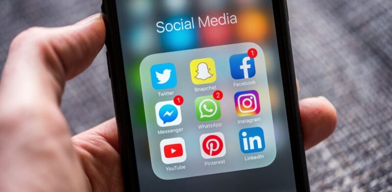  Infractorii din online persistă în utilizarea rețelelor de socializare pentru a întinde capcane frauduloase utilizatorilor, în special prin serviciile de mesagerie instantă. 
