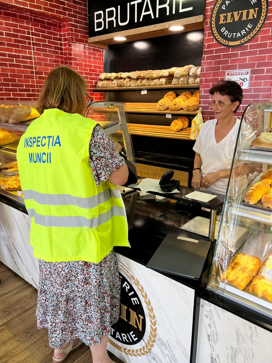 ITM Dâmbovița a desfășurat ample controale privind protecția salariaților expuși la temperaturi ridicate Inspectorii SSM au reamintit angajatorilor din județul Dâmbovița, obligațiile lor și au verificat condițiile de muncă. Au efectuat zeci de controale