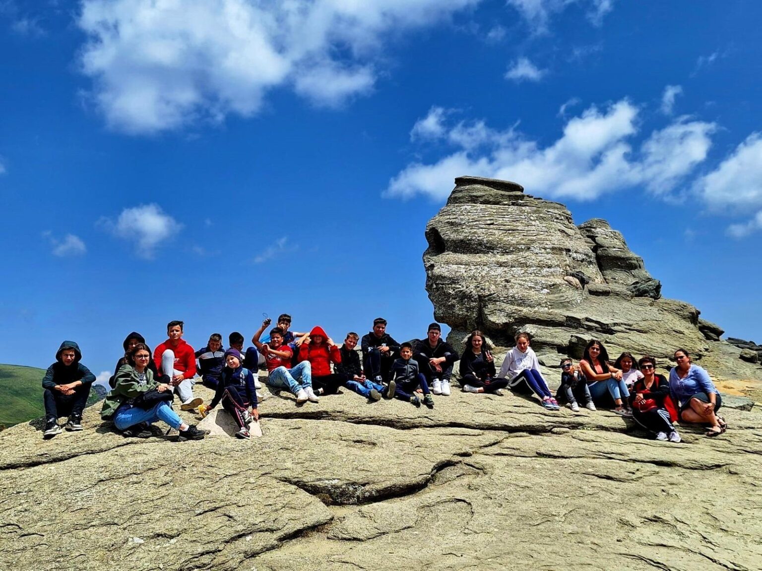 La Mănăstirea Peștera Ialomiței se desfășoară două tabere pentru tineri merituoși Cu binecuvântarea Înaltpreasfințitului Părinte Arhiepiscop și Mitropolit Nifon, la Centrul Cultural-Misionar al Arhiepiscopiei Târgoviștei,