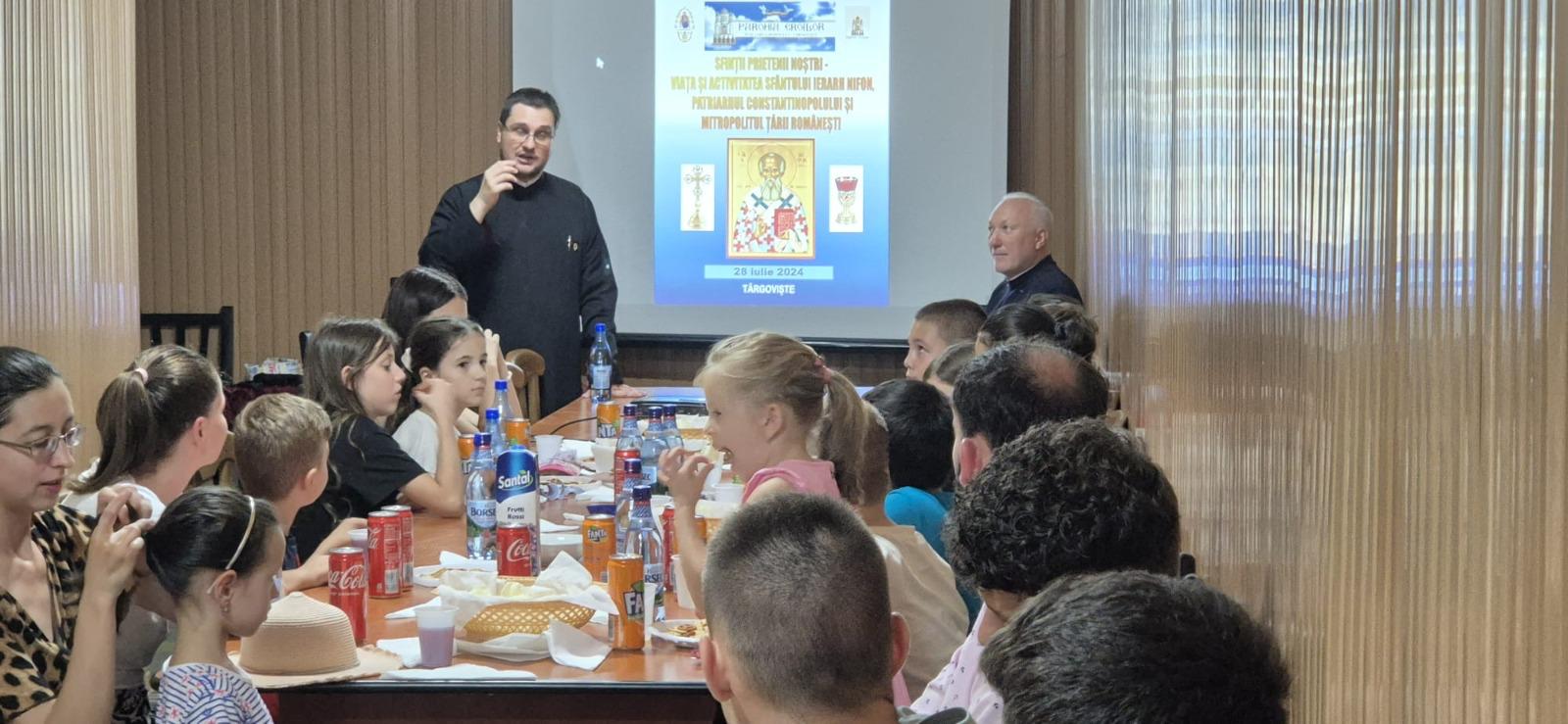 Cu binecuvântarea Înaltpreasfinţitului Părinte Arhiepiscop şi Mitropolit Nifon, membri ai Comitetului de tineri al Parohiei Eroilor din Târgoviște