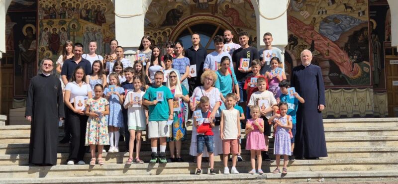 Cu binecuvântarea Înaltpreasfinţitului Părinte Arhiepiscop şi Mitropolit Nifon, membri ai Comitetului de tineri al Parohiei Eroilor din Târgoviște