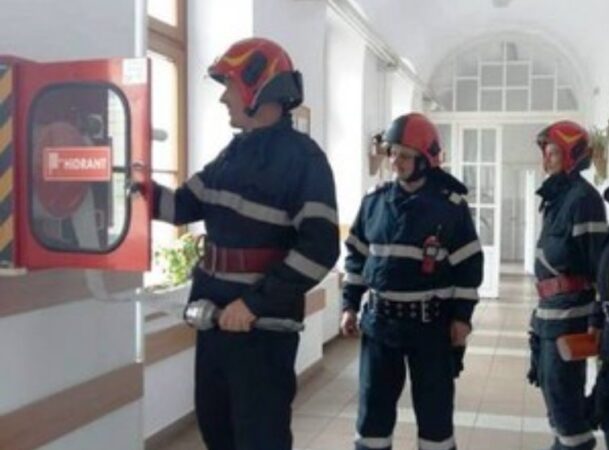 Pompierii au trecut la amenzi: 20 de amenzi și 25 de avertismente pentru nerespectarea autorizațiilor de securitate la incendiu În semestrul I al anului 2024, pompierii dâmbovițeni au verificat 45 de instituții și operatori economici de la nivelul județului Dâmbovița