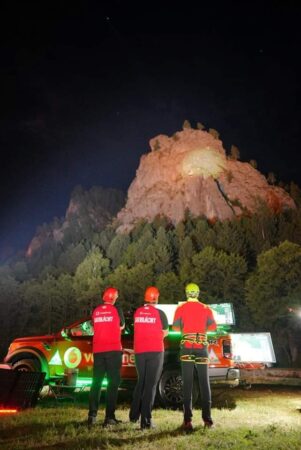 Tehnologii de ultimă generație bazate pe drone, implementate de Salvamont România Implementarea de tehnologii de ultimă generație bazate pe drone de către Salvamont România, cu sprijinul Vodafone Romania, a fost testată în cadrul exercițiului MoonLightRescue.