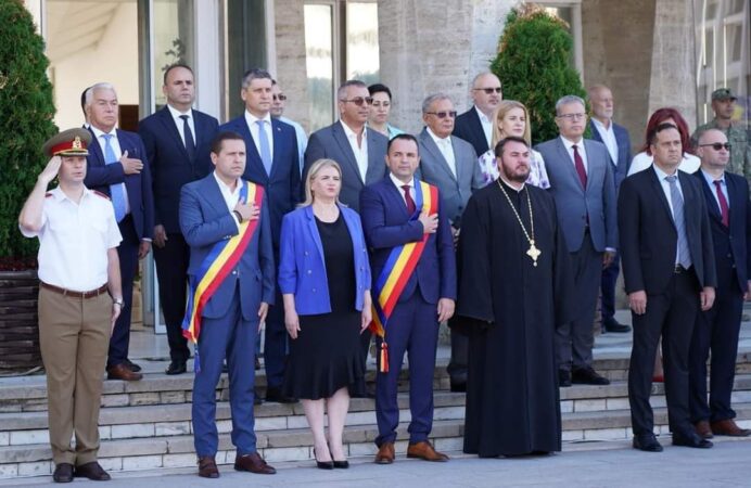 ZIUA IMNULUI NAȚIONAL ESTE SĂRBĂTORITĂ ASTĂZI ÎN PIAȚA TRICOLORULUI DIN TÂRGOVIȘTE Astăzi, Garnizoana Târgoviște organizează un ceremonial militar public în Piața Tricolorului din municipiul Târgoviște, începând cu ora 09.00.