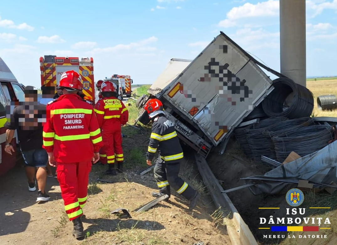 Pe Autostrada A1, la kilometrul 74, în comuna dâmbovițeană Petrești, s-a produs un accident rutier soldat cu decesul a trei persoane și rănirea altor 4.