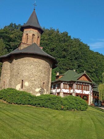 Arsenie Boca și alți 15 preoți mărturisitori sunt propuși pentru canonizare Sfântul Sinod al Bisericii Ortodoxe Române a anunțat o decizie majoră- canonizarea a 16 sfinți români, printre care se numără și părintele Arsenie Boca.