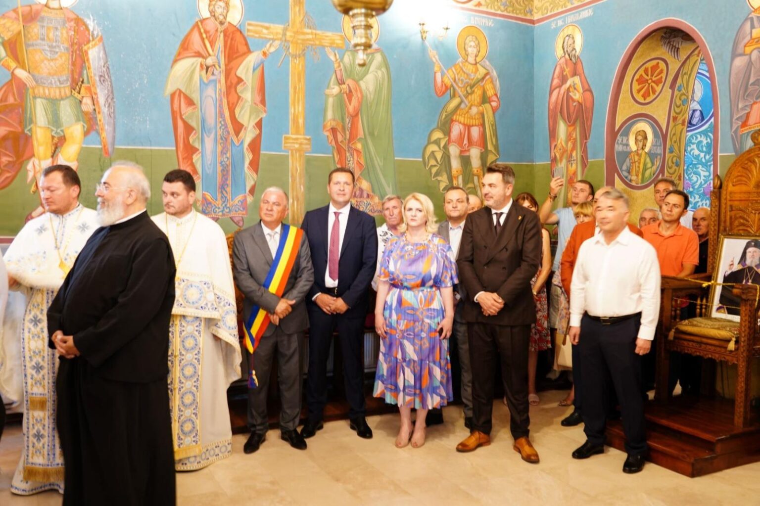 Biserica Parohiei Lazuri a fost sfințită într-o ceremonie solemnă și emoționantă Biserica Parohiei Lazuri a fost sfințită într-o ceremonie solemnă și emoționantă