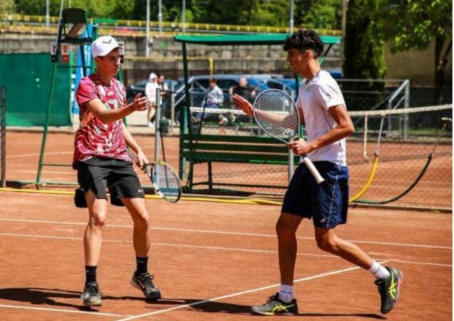 Tenismenul Cezar Papoe, semifinalist în proba de dublu a turneului ITF WTT J100 Timișoara Tenismenul Cezar Papoe a obținut un rezultat notabil la turneul ITF WTT J100, în proba de dublu, sportivul de CS Târgoviște s-a clasat pe locul 3