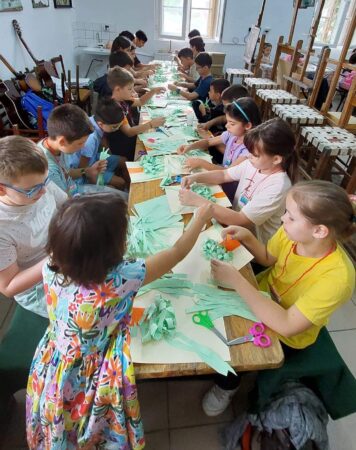 În ciuda vremii capricioase, copiii din Dâmbovița au dat startul unei veri pline de creativitate și distracție la cea de-a XII-a ediție