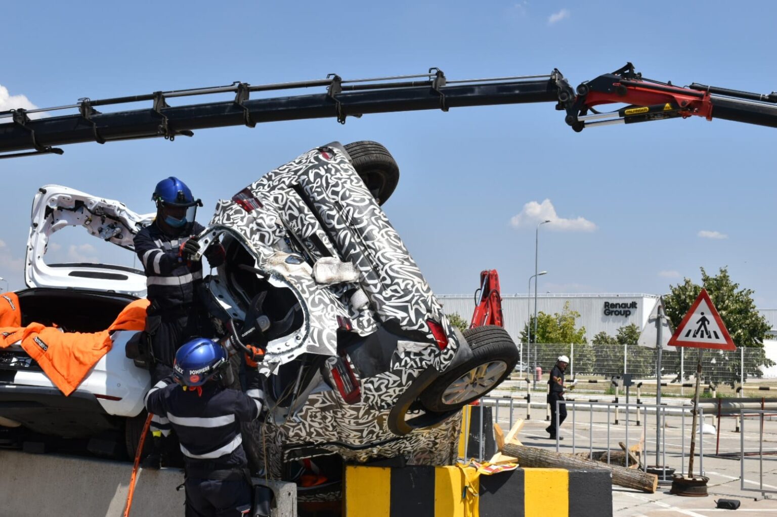 Pompierii din 13 județe se întrec la Competiția Națională de Descarcerare și Prim Ajutor Calificat Centrul Tehnic Renault Titu din Dâmbovița, găzduiește cea de-a X-a ediție a Competiţiei Naţionale de Descarcerare şi de Acordare a Primului Ajutor Calificat.